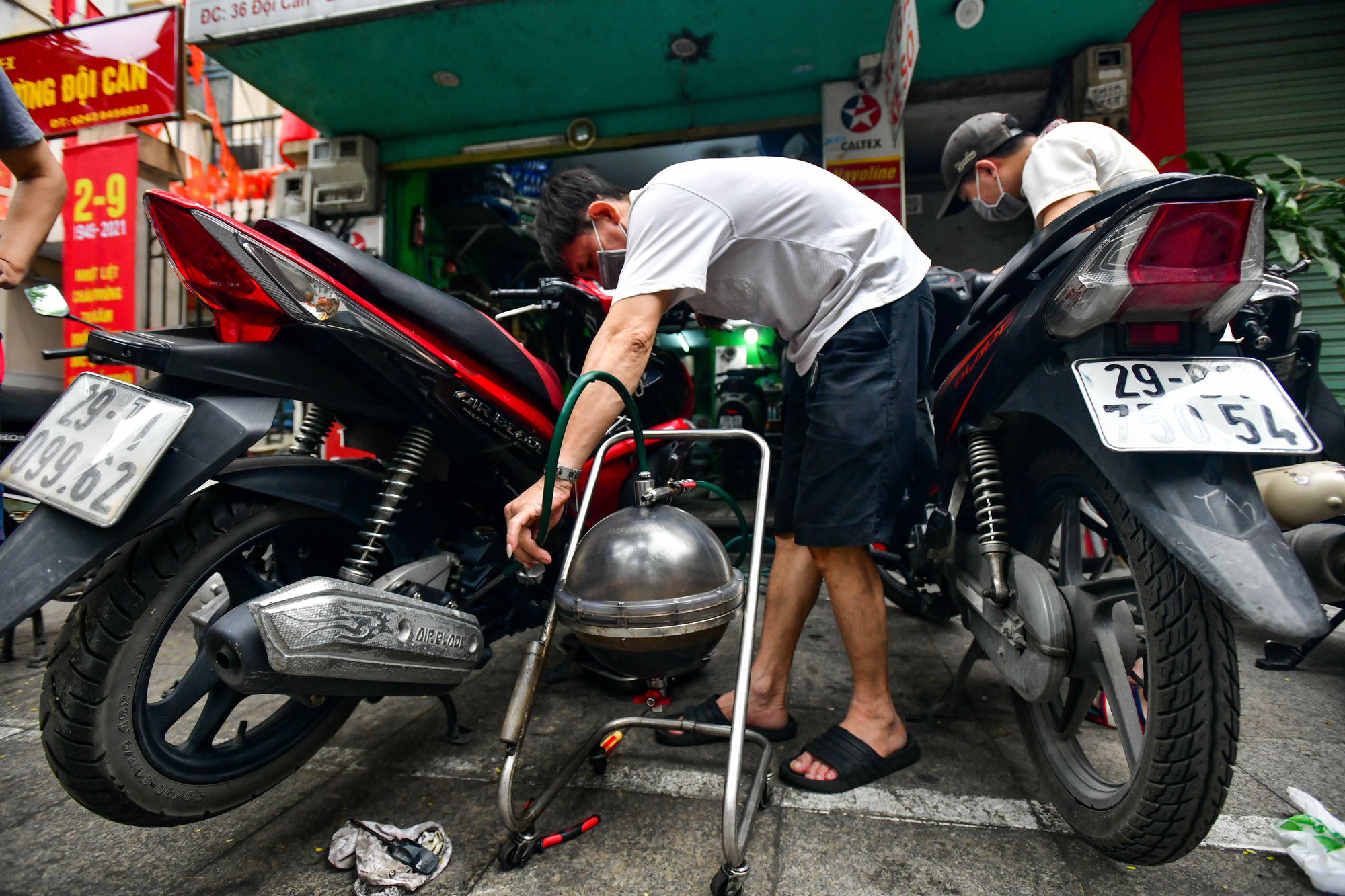 Hàng rửa ôtô, sửa xe máy đông khách khi Hà Nội nới giãn cách - Ảnh 8.