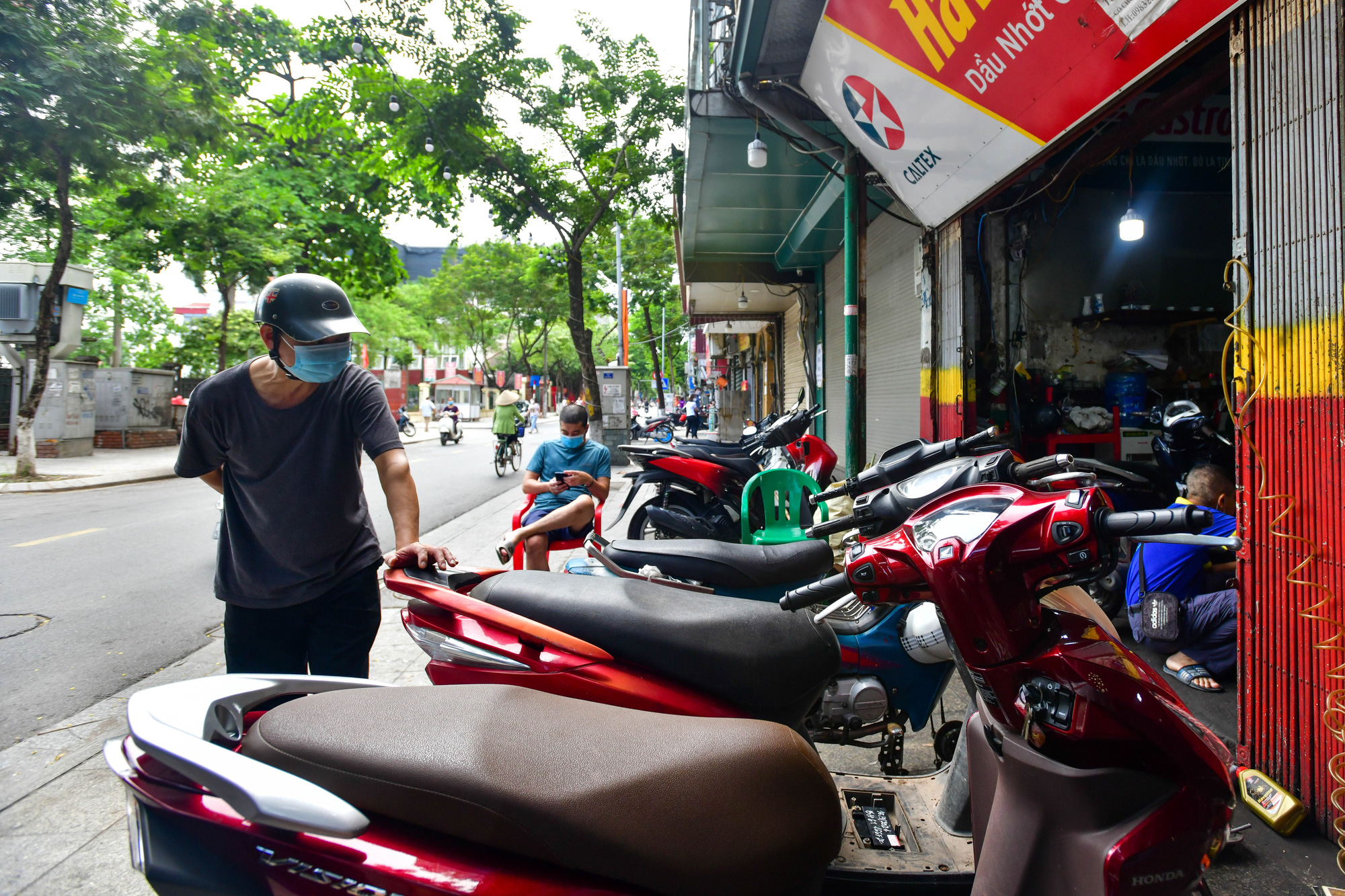 Hàng rửa ôtô, sửa xe máy đông khách khi Hà Nội nới giãn cách - Ảnh 2.