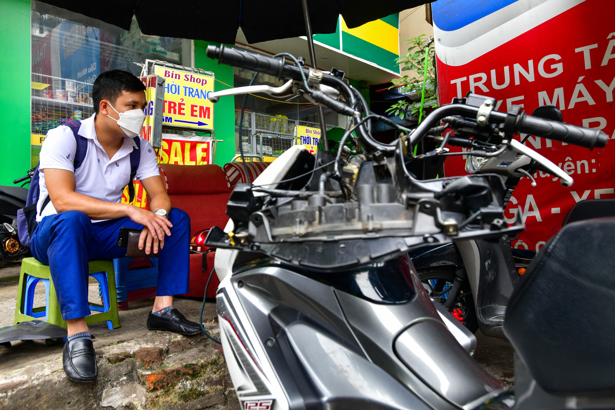 Hàng rửa ôtô, sửa xe máy đông khách khi Hà Nội nới giãn cách - Ảnh 9.