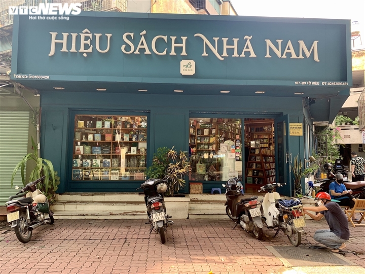 Hiệu sách ở Hà Nội mở cửa, chật cứng phụ huynh mua đồ dùng học tập cho con - Ảnh 3.