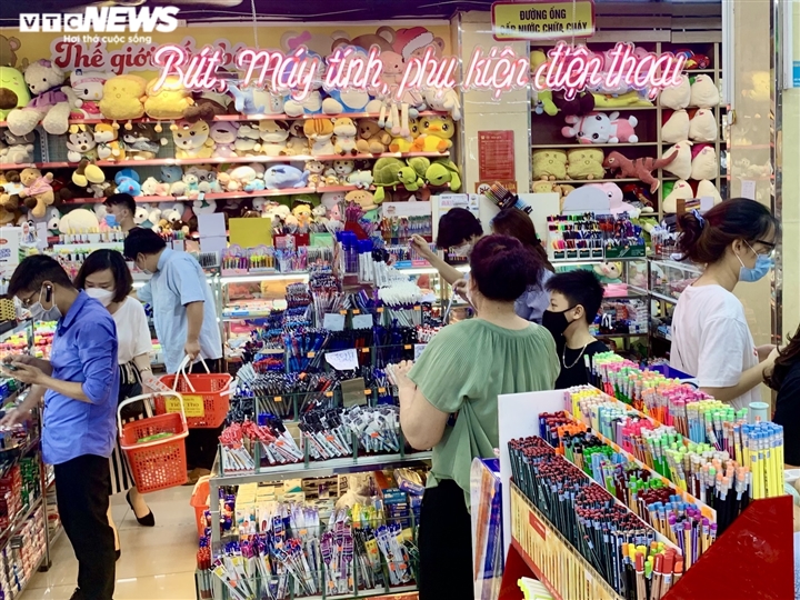 Hiệu sách ở Hà Nội mở cửa, chật cứng phụ huynh mua đồ dùng học tập cho con - Ảnh 2.