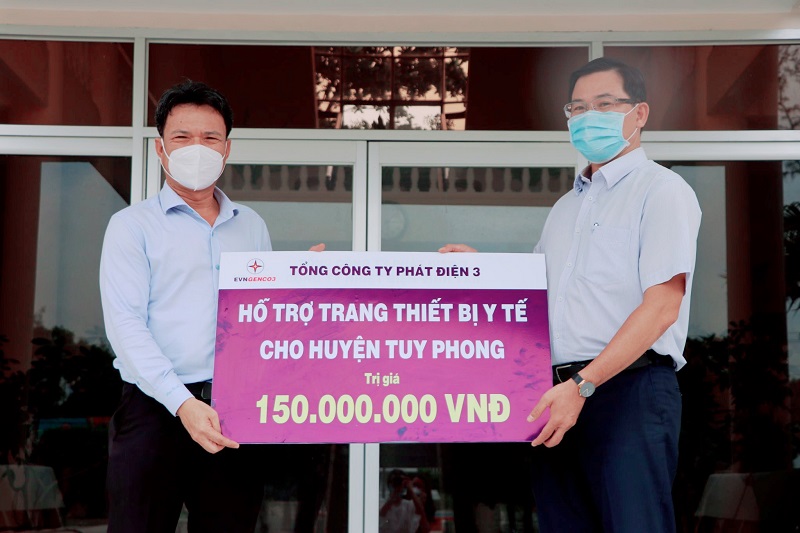 Công ty Nhiệt điện Vĩnh Tân - EVNGENCO 3 - trao bảng tài trợ trang thiết bị y tế phòng, chống dịch COVID-19 cho lãnh đạo huyện Tuy Phong, tỉnh Bình Thuận.jpg.jpg