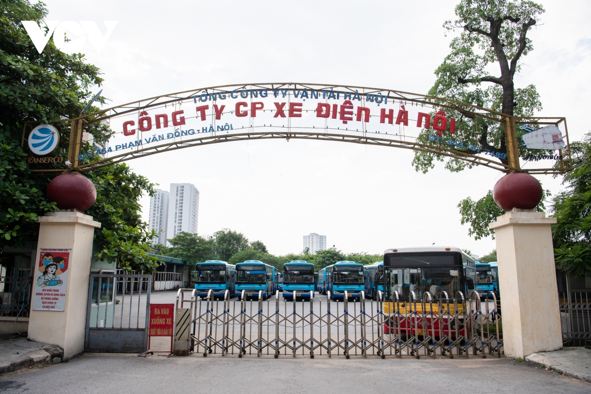 Quang cảnh vắng lặng tại các bến xe ở Hà Nội trong thời gian giãn cách xã hội - Ảnh 14.