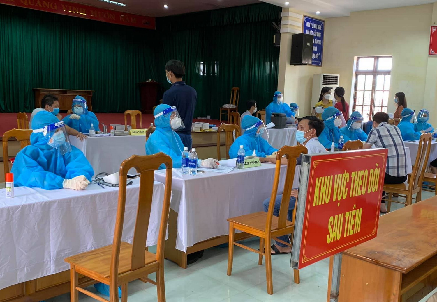 Quảng Bình: Một giáo viên cố tình khai báo sai để tiêm 2 mũi vaccine phòng Covid-19 - Ảnh 1.