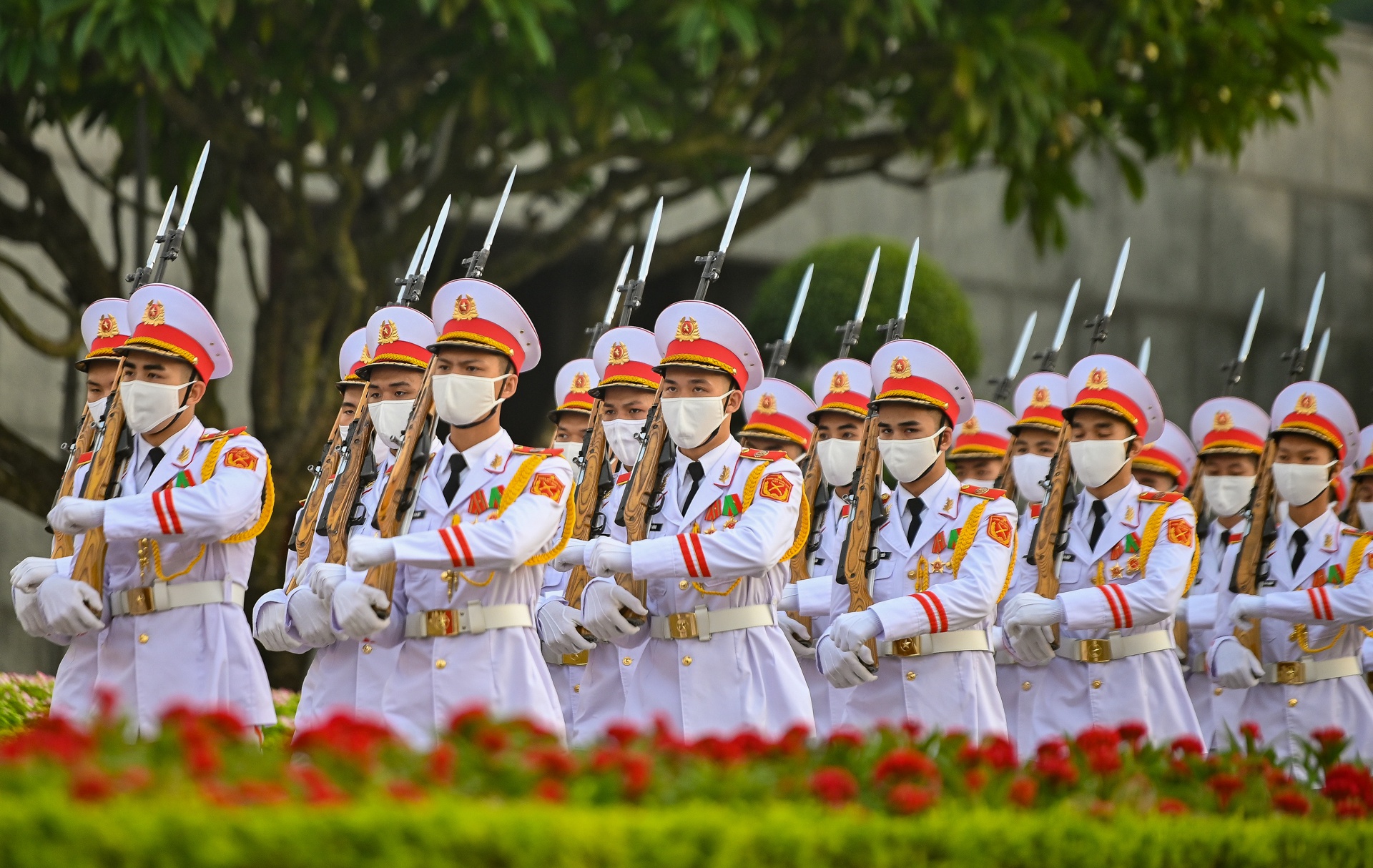 Lễ thượng cờ mừng Quốc khánh ở Lăng Chủ tịch Hồ Chí Minh - Ảnh 10.