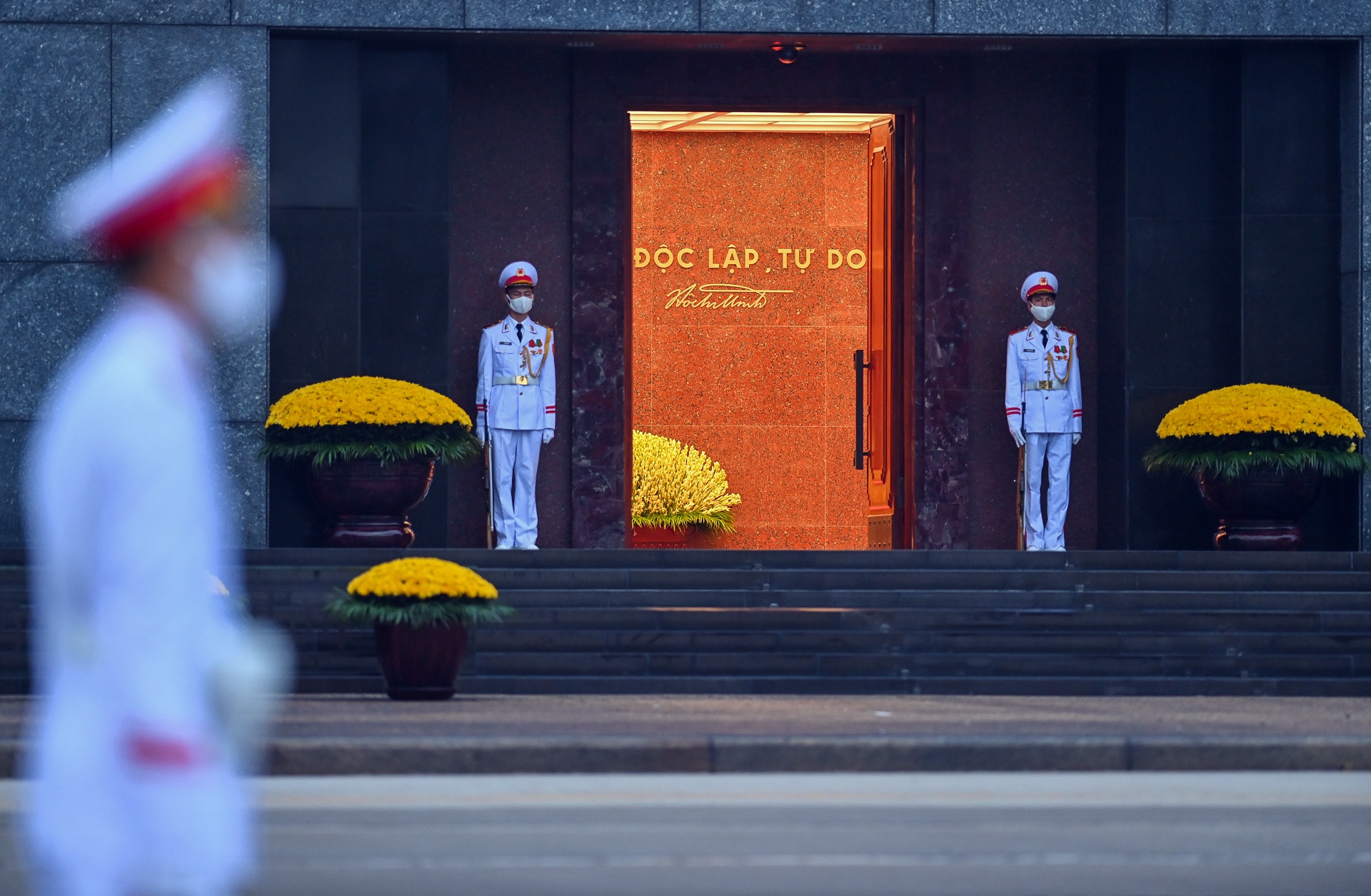 Lễ thượng cờ mừng Quốc khánh ở Lăng Chủ tịch Hồ Chí Minh - Ảnh 5.