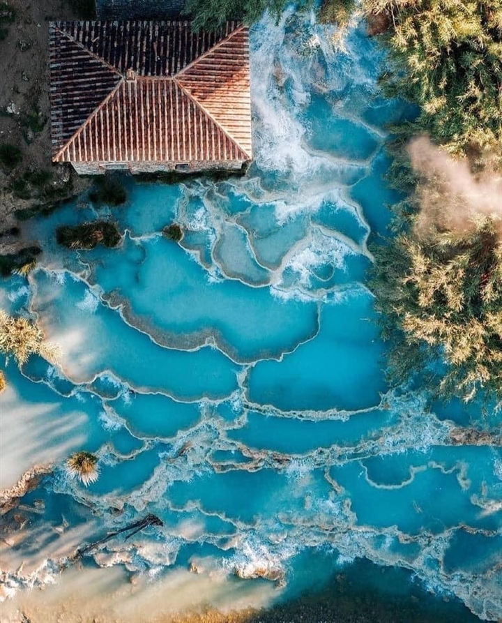 Suối nước nóng hình bậc thang độc đáo: Sắc xanh mờ ảo đẹp như thiên đường - Ảnh 2.
