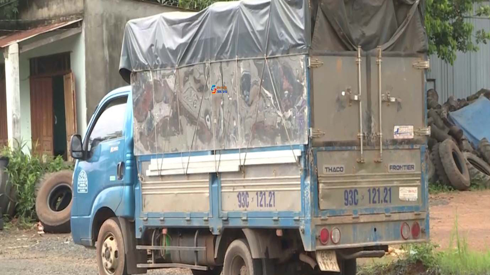 Công an Bình Phước phát hiện 7 người trốn trong thùng xe tải để 'thông chốt' - Ảnh 1.