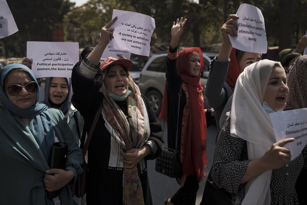Taliban cấm lao động nữ trong chính quyền Kabul đi làm - Ảnh 1.