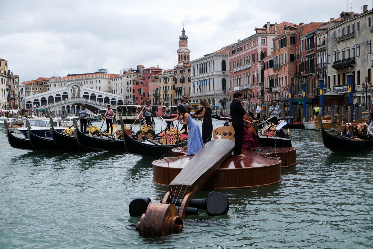 Du khách thích thú với thuyền vĩ cầm khổng lồ ở Venice - Ảnh 2.
