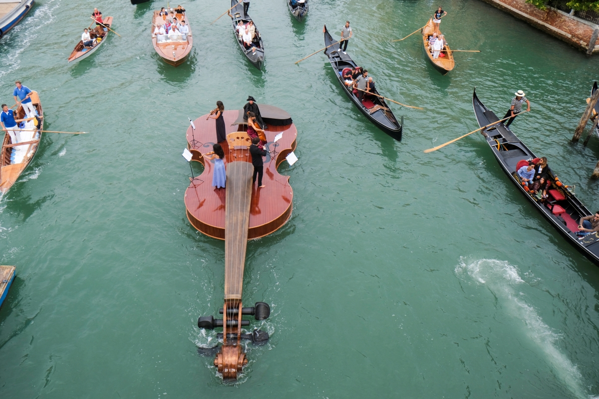 Du khách thích thú với thuyền vĩ cầm khổng lồ ở Venice - Ảnh 1.