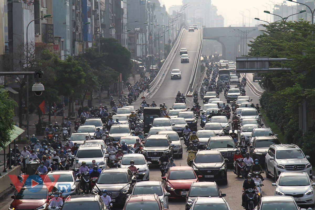 Đường phố Hà Nội đông đúc sau khi dừng kiểm soát giấy đi đường - Ảnh 3.