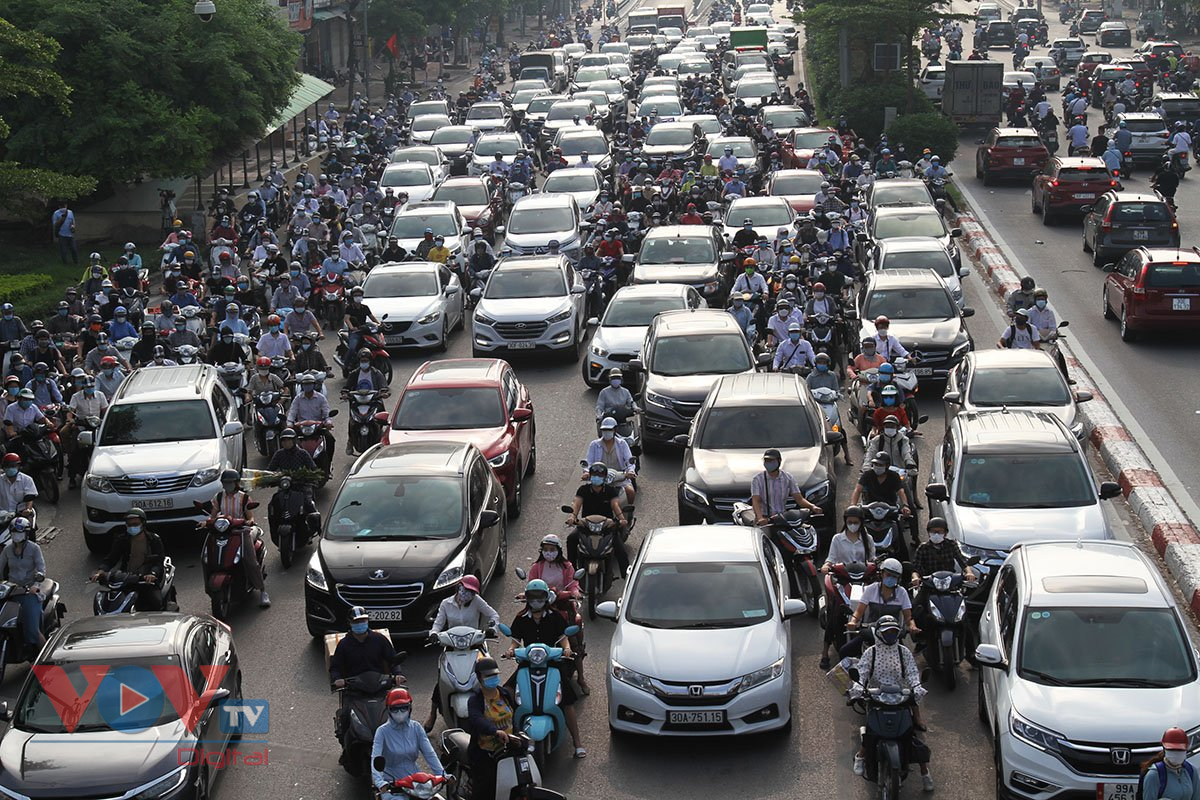 Đường phố Hà Nội đông đúc sau khi dừng kiểm soát giấy đi đường - Ảnh 8.