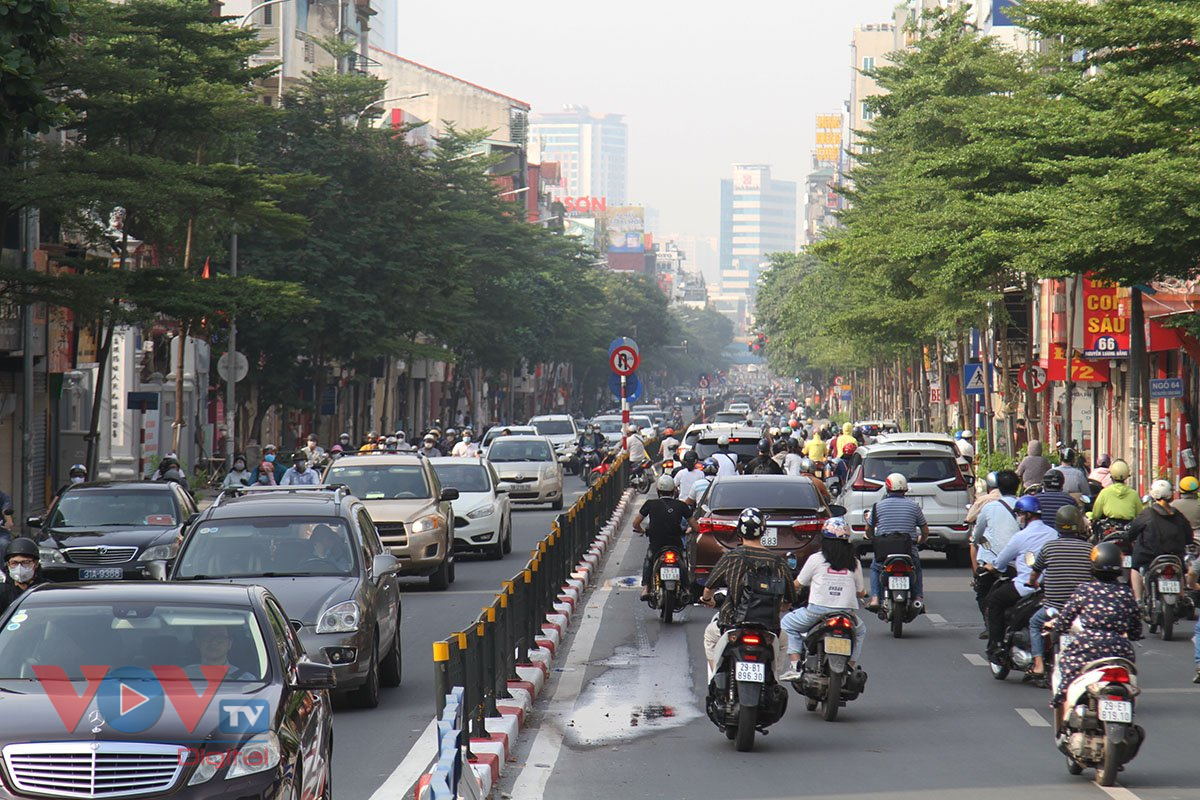 Đường phố Hà Nội đông đúc sau khi dừng kiểm soát giấy đi đường - Ảnh 12.