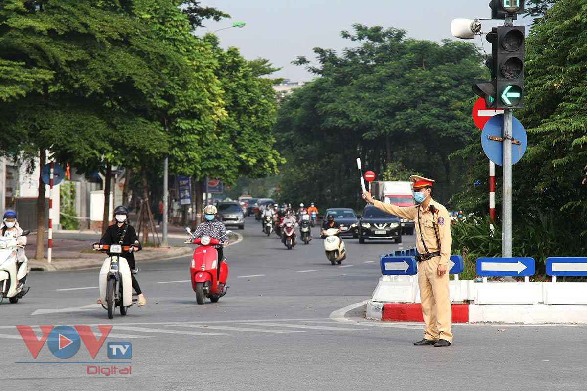 Đường phố Hà Nội đông đúc sau khi dừng kiểm soát giấy đi đường - Ảnh 13.