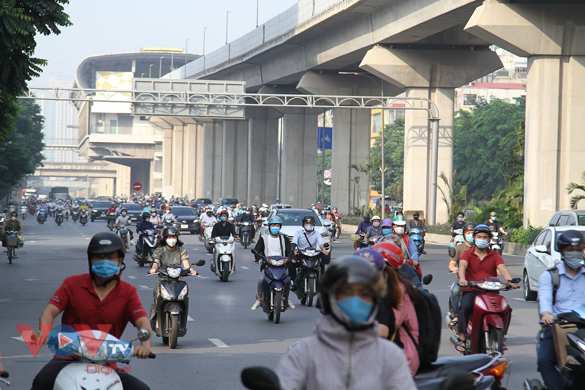 Đường phố Hà Nội đông đúc sau khi dừng kiểm soát giấy đi đường - Ảnh 14.