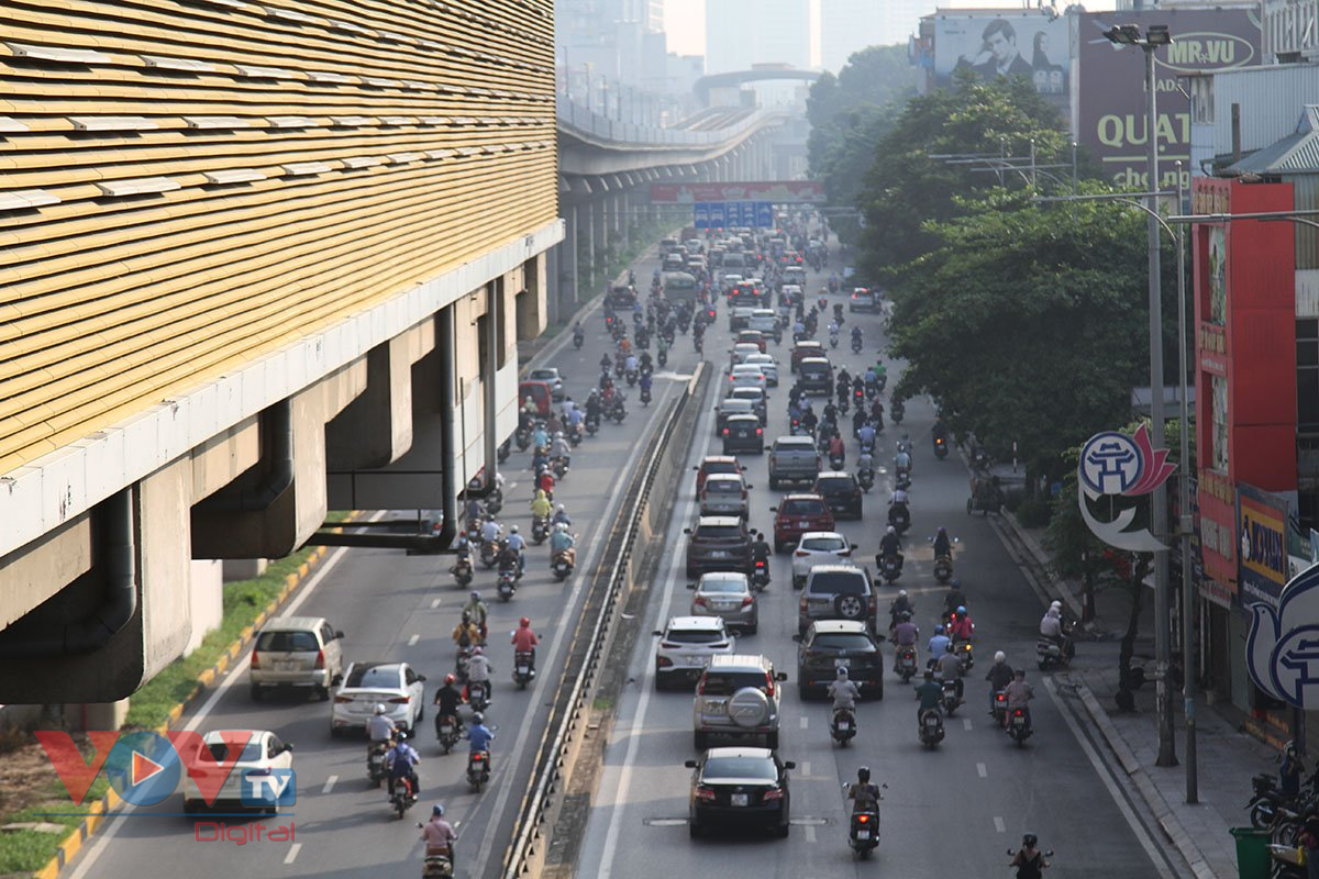 Đường phố Hà Nội đông đúc sau khi dừng kiểm soát giấy đi đường - Ảnh 15.