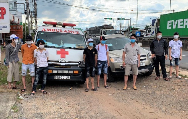 Lợi dụng xe cấp cứu đưa 6 người qua chốt kiểm dịch tại Đồng Nai - Ảnh 1.