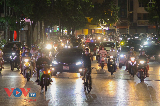 Trung tâm Hà Nội ùn tắc đêm Trung thu: Cảnh báo người dân không lơ là phòng, chống dịch COVID-19 - Ảnh 1.