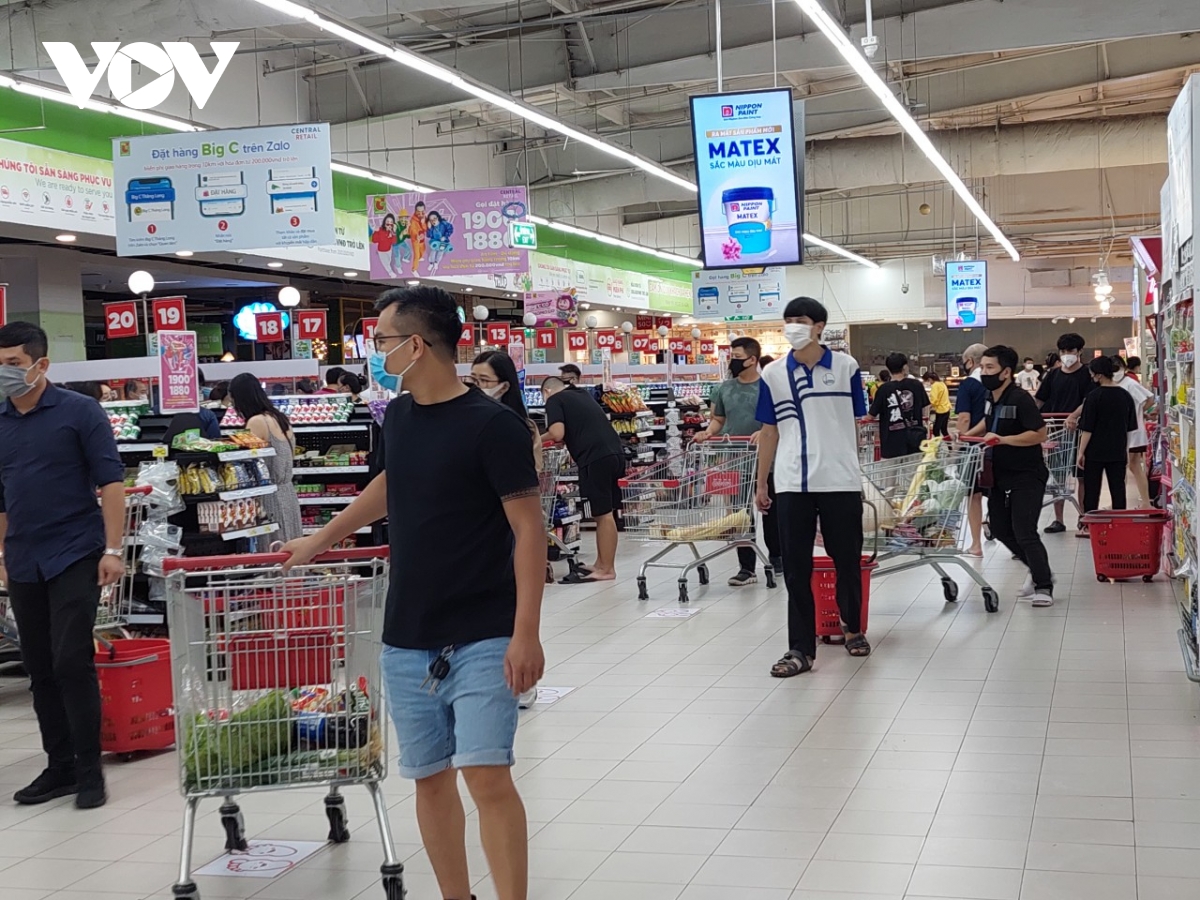 Nhiều siêu thị ở Hà Nội đông đúc trở lại, khó đảm bảo giãn cách phòng chống dịch - Ảnh 9.