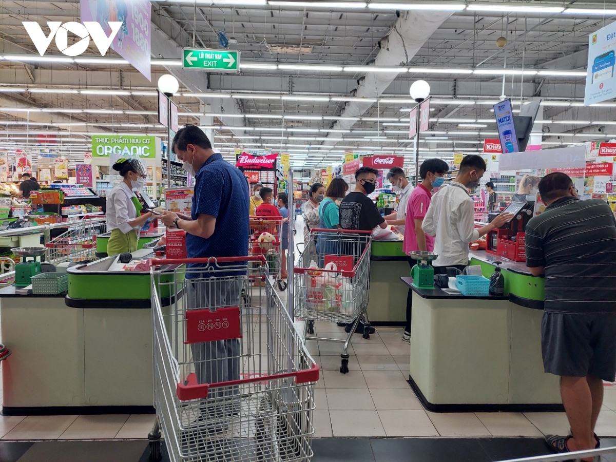 Nhiều siêu thị ở Hà Nội đông đúc trở lại, khó đảm bảo giãn cách phòng chống dịch - Ảnh 10.