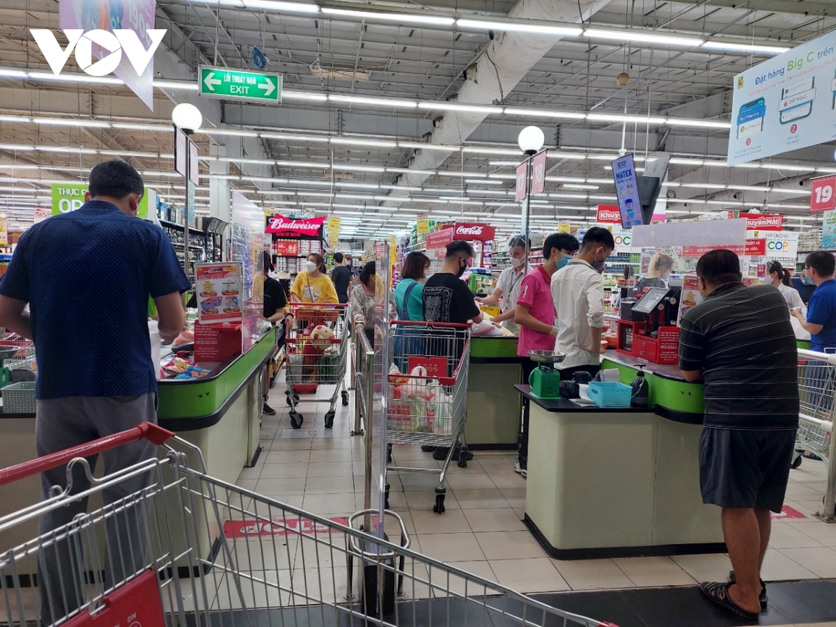 Nhiều siêu thị ở Hà Nội đông đúc trở lại, khó đảm bảo giãn cách phòng chống dịch - Ảnh 1.