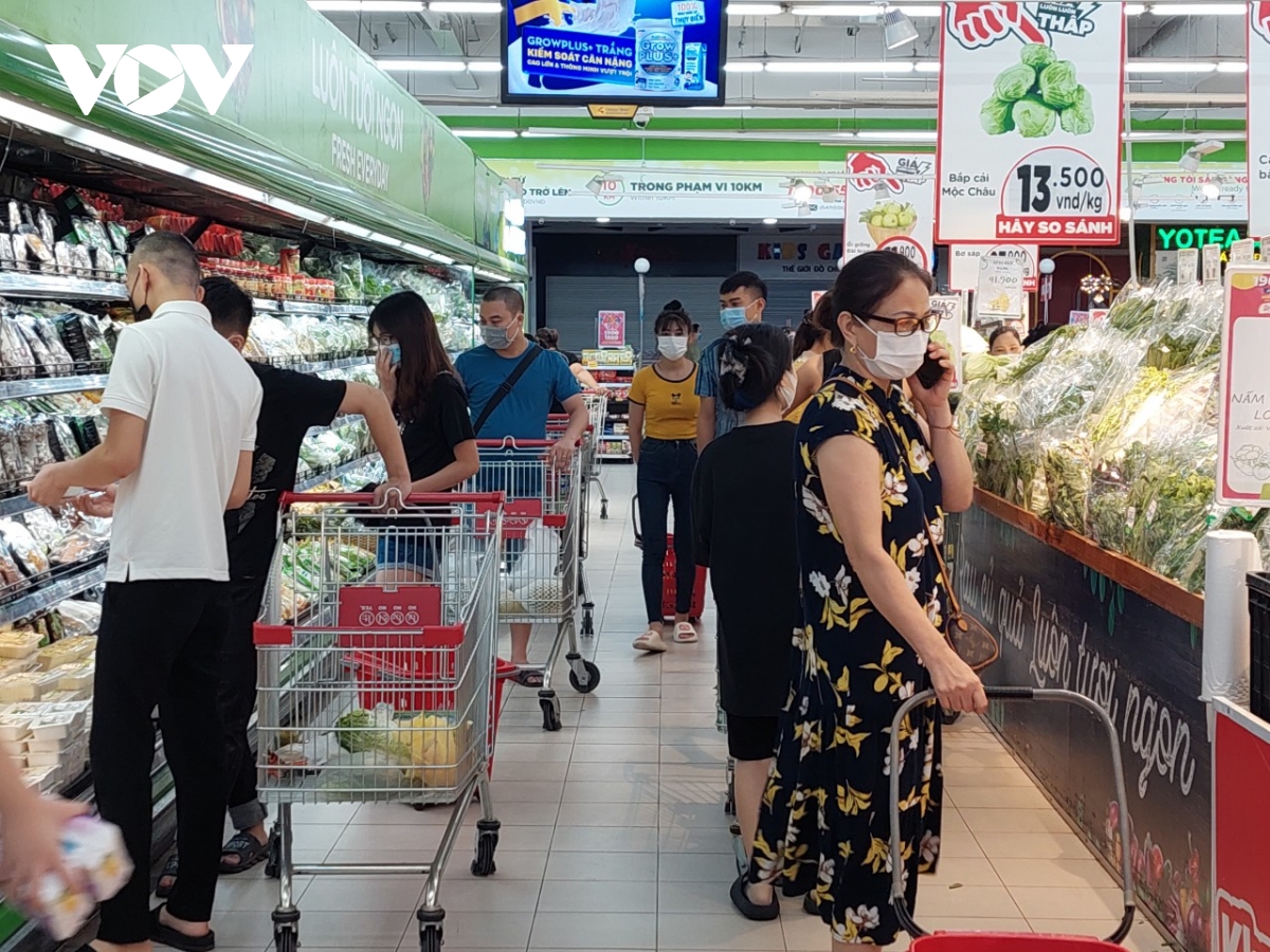 Nhiều siêu thị ở Hà Nội đông đúc trở lại, khó đảm bảo giãn cách phòng chống dịch - Ảnh 2.