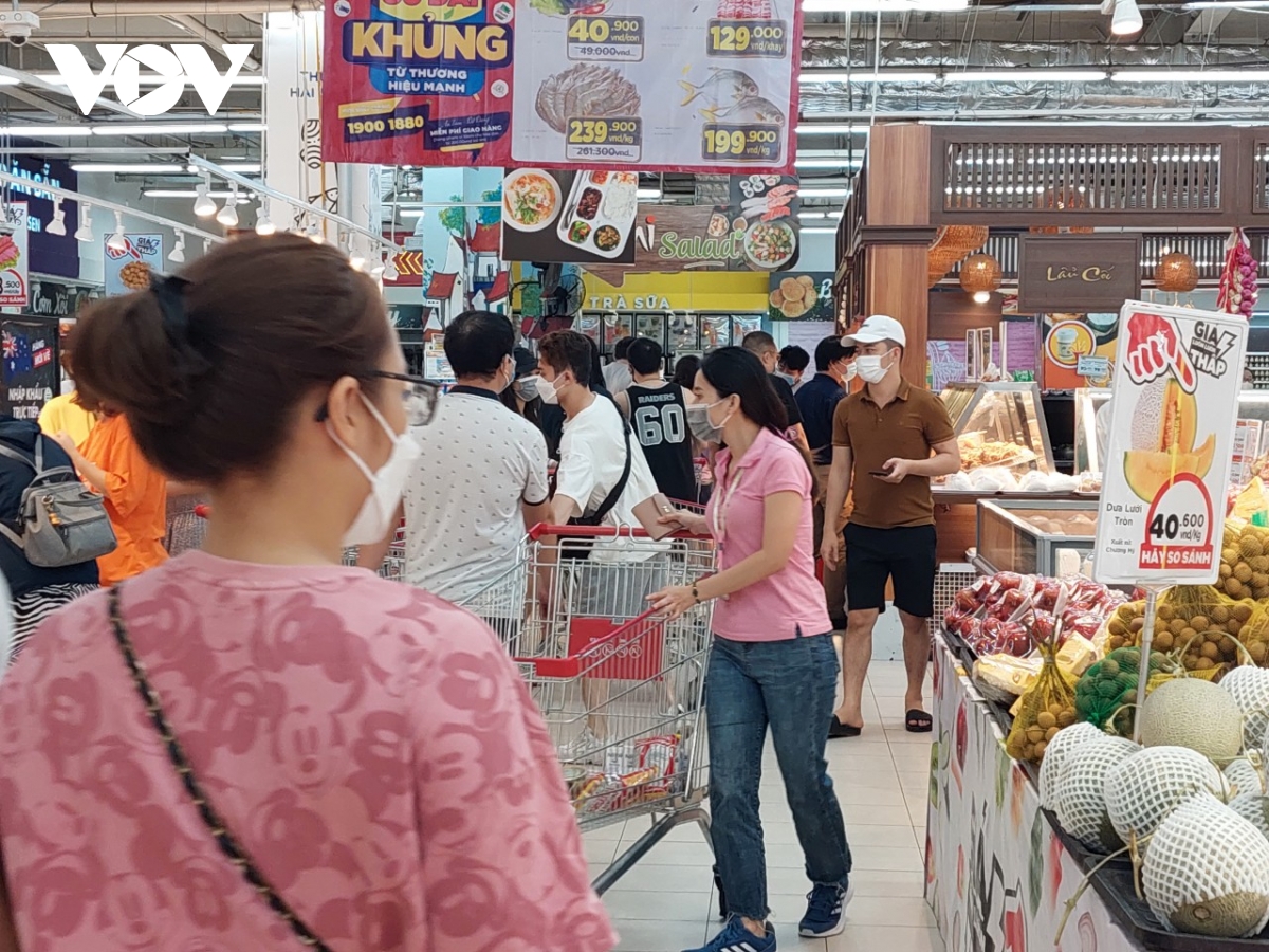 Nhiều siêu thị ở Hà Nội đông đúc trở lại, khó đảm bảo giãn cách phòng chống dịch - Ảnh 3.