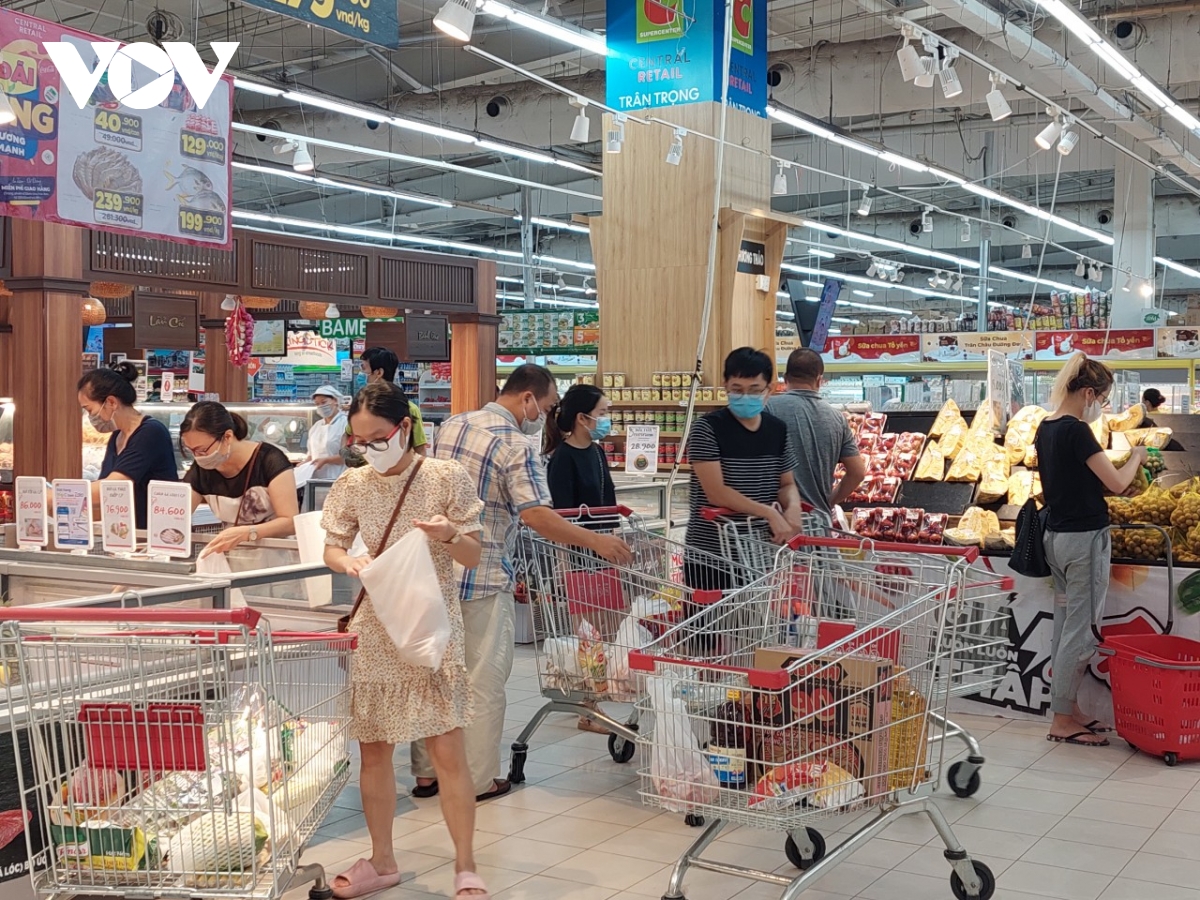 Nhiều siêu thị ở Hà Nội đông đúc trở lại, khó đảm bảo giãn cách phòng chống dịch - Ảnh 4.