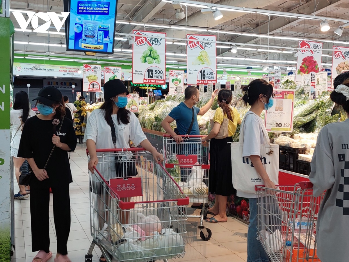 Nhiều siêu thị ở Hà Nội đông đúc trở lại, khó đảm bảo giãn cách phòng chống dịch - Ảnh 5.