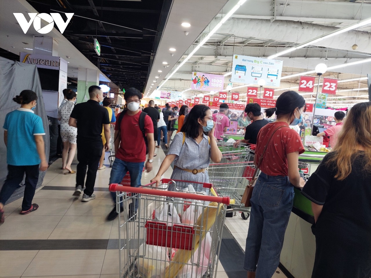 Nhiều siêu thị ở Hà Nội đông đúc trở lại, khó đảm bảo giãn cách phòng chống dịch - Ảnh 8.