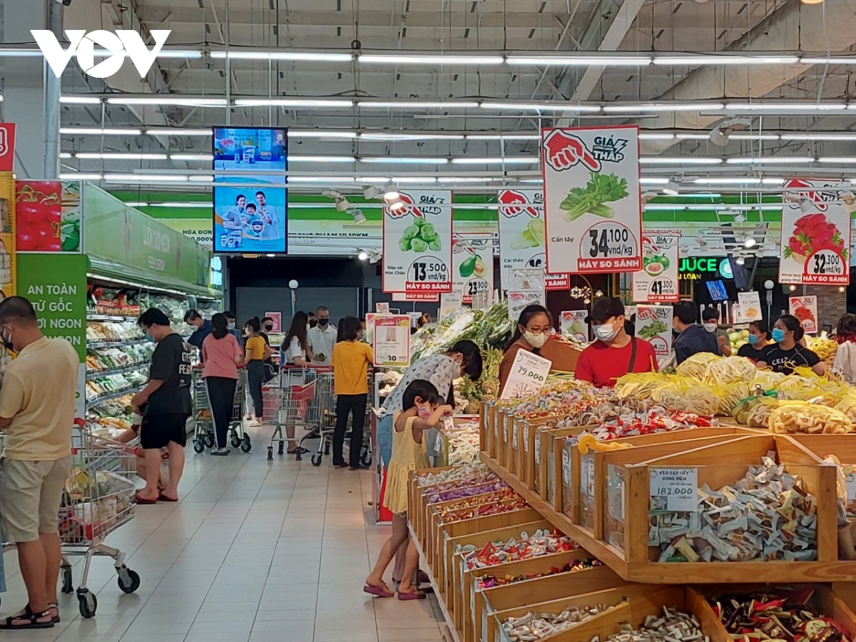 Nhiều siêu thị ở Hà Nội đông đúc trở lại, khó đảm bảo giãn cách phòng chống dịch - Ảnh 6.