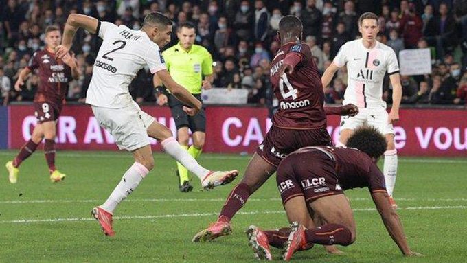 Kết quả Metz 1-2 PSG: Siêu hậu vệ Hakimi tỏa sáng - Ảnh 1.