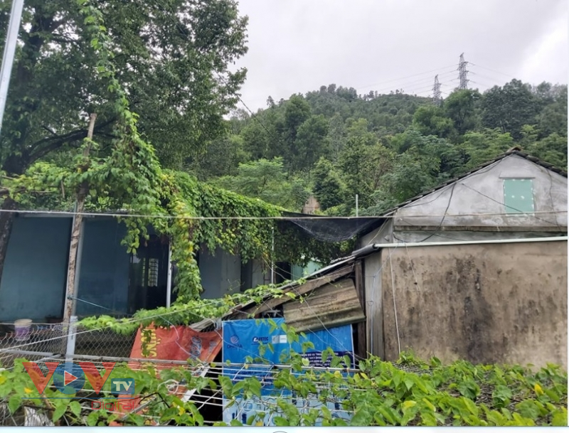 Khu vực núi Sọ, xã Hoà Sơn còn 38 hộ dân với 110 nhân khẩu nằm trong nguy cơ sạt lở đất mỗi mùa mưa bão về.jpg