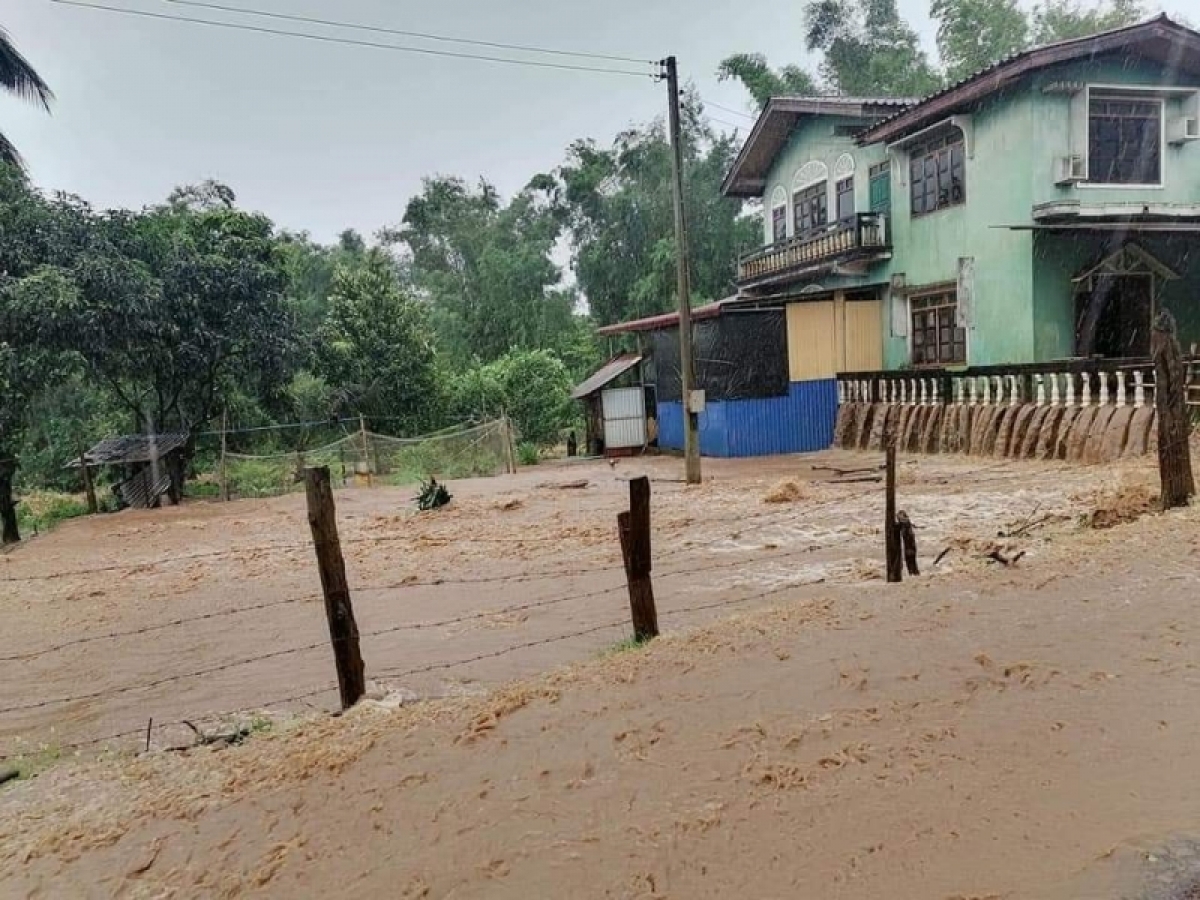 Lào: Mưa to kéo dài gây ngập lụt nhiều tỉnh Nam Lào - Ảnh 4.