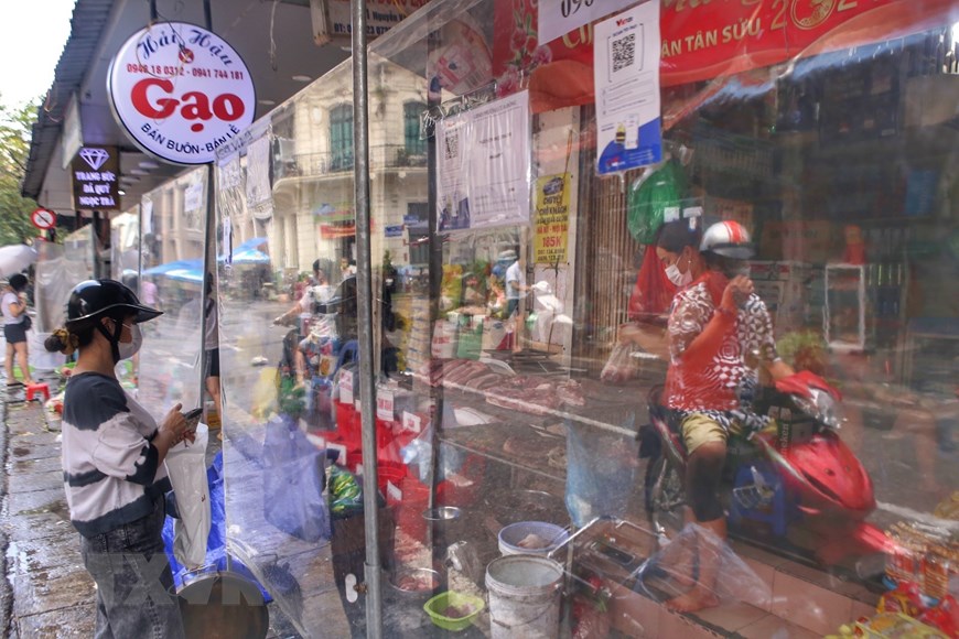 Chợ Hà Nội dè dặt hoạt động sau khi nới lỏng giãn cách xã hội - Ảnh 1.