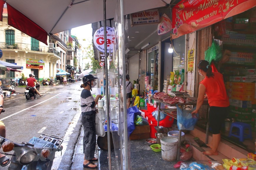 Chợ Hà Nội dè dặt hoạt động sau khi nới lỏng giãn cách xã hội - Ảnh 3.