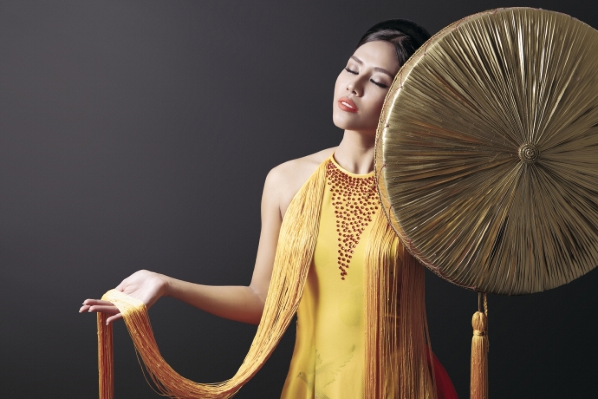 9 bộ trang phục dân tộc từng được người đẹp Việt Nam mang đến Miss Grand International - Ảnh 4.