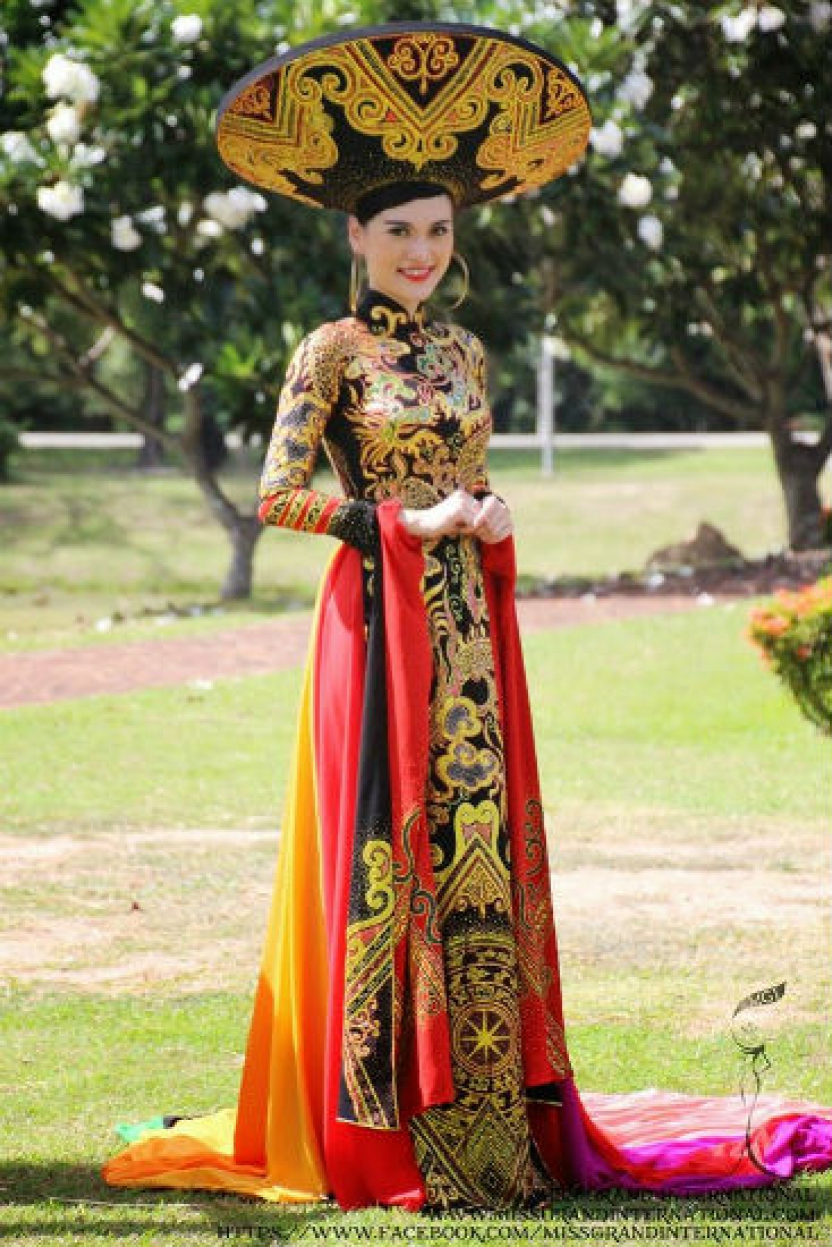 9 bộ trang phục dân tộc từng được người đẹp Việt Nam mang đến Miss Grand International - Ảnh 2.