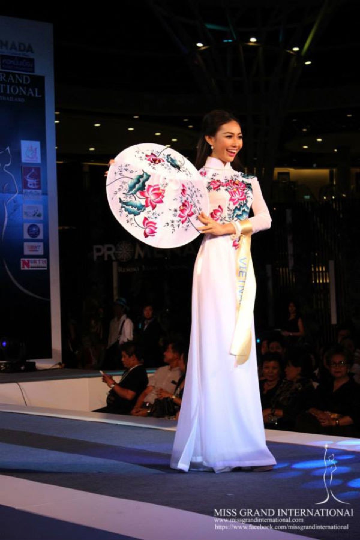 9 bộ trang phục dân tộc từng được người đẹp Việt Nam mang đến Miss Grand International - Ảnh 1.