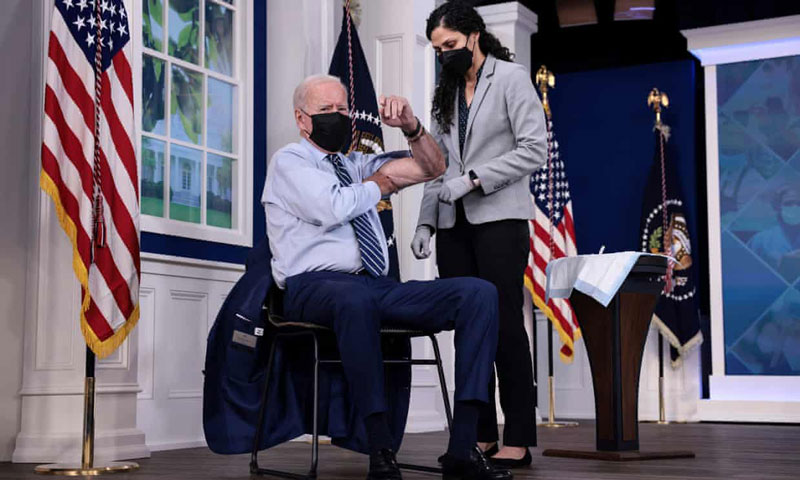 Pfizer thử nghiệm thuốc viên kháng Covid-19, Tổng thống Joe Biden tiêm mũi vaccine tăng cường - Ảnh 2.