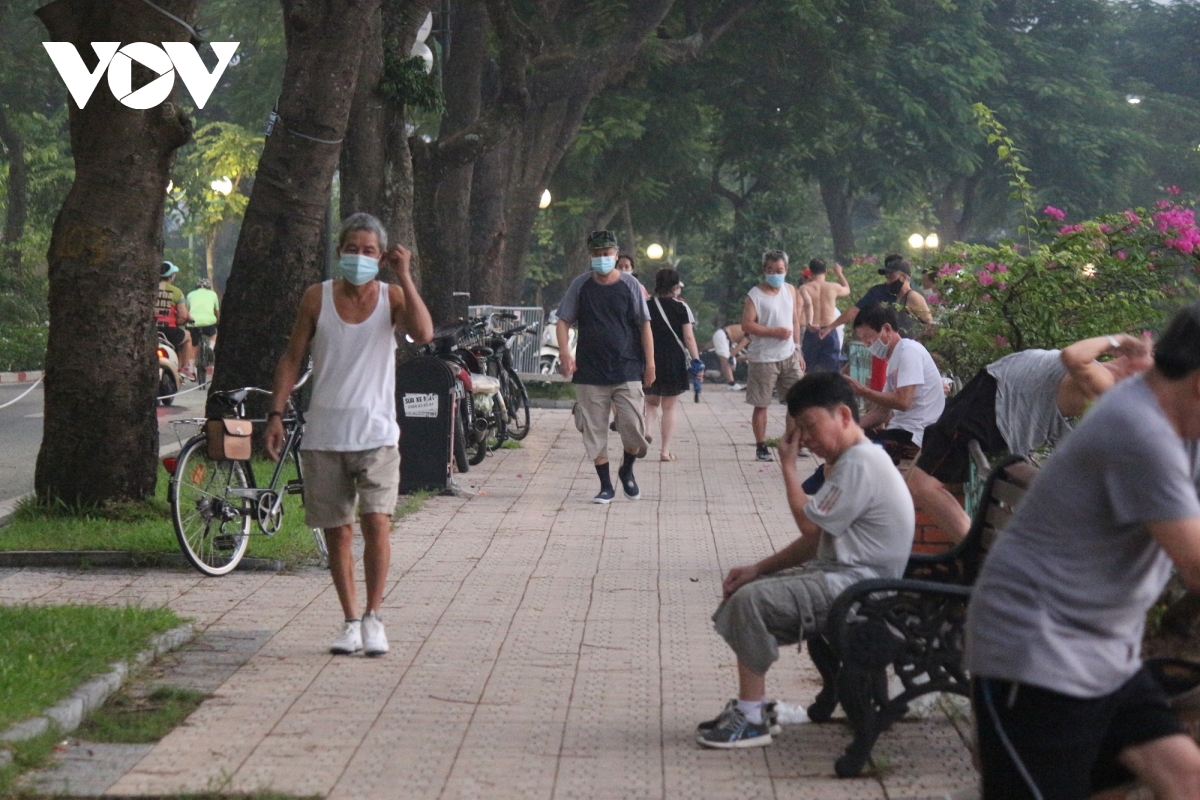 Người dân Thủ đô hào hứng tập thể dục ngoài trời sau hơn 2 tháng ở nhà - Ảnh 9.