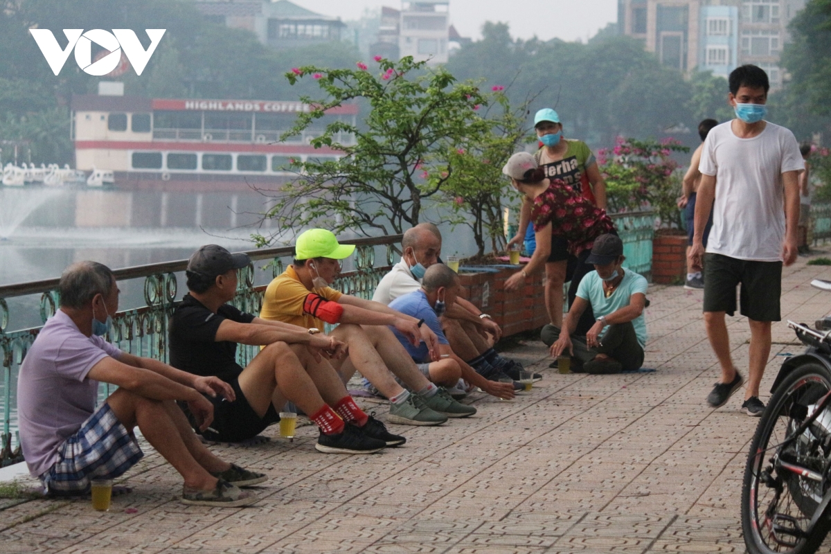 Người dân Thủ đô hào hứng tập thể dục ngoài trời sau hơn 2 tháng ở nhà - Ảnh 14.