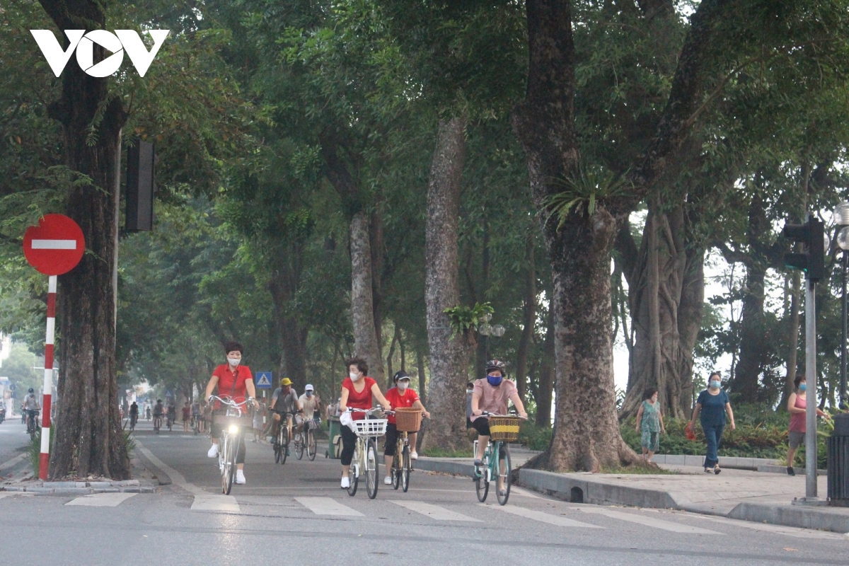 Người dân Thủ đô hào hứng tập thể dục ngoài trời sau hơn 2 tháng ở nhà - Ảnh 1.