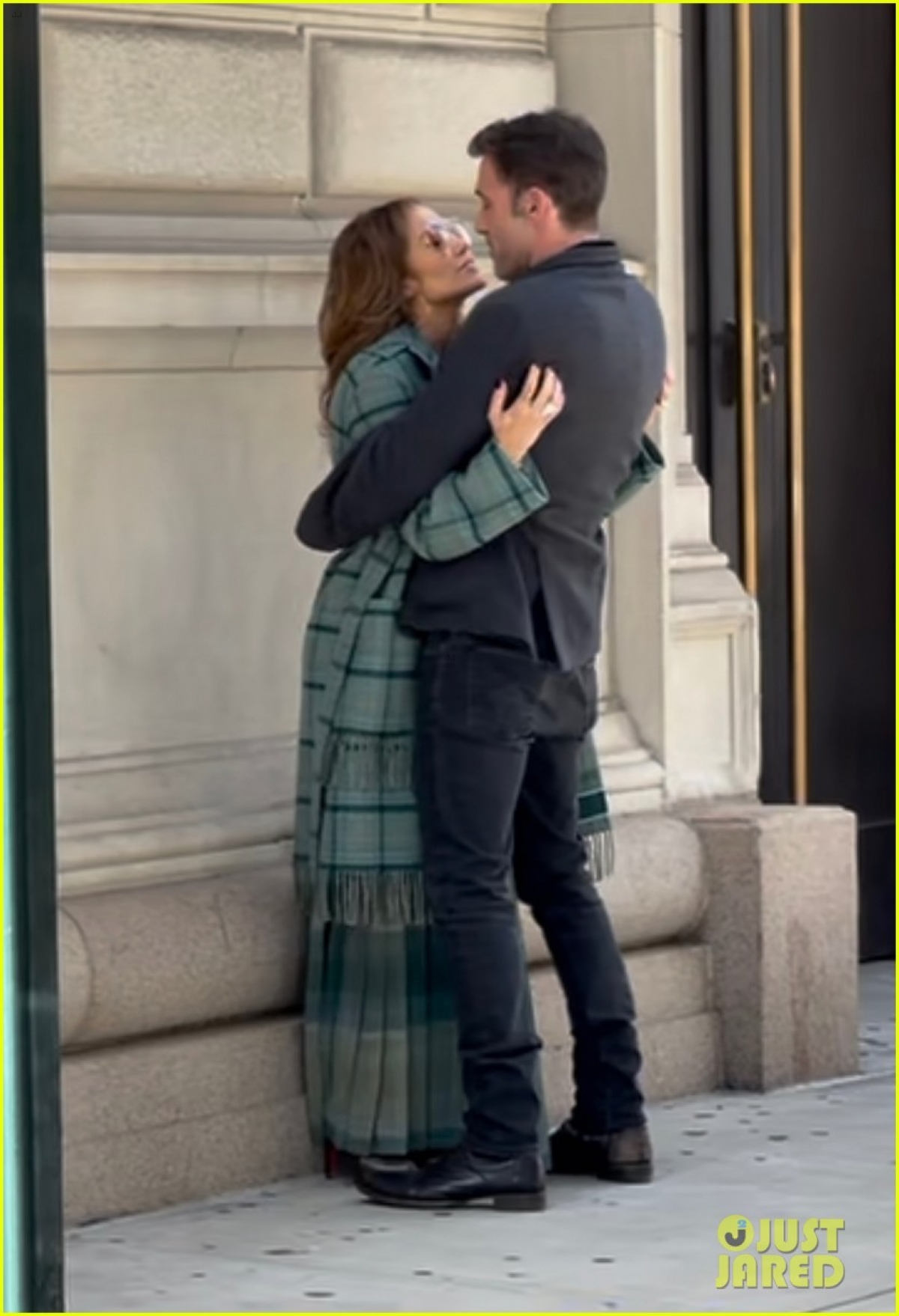 Jennifer Lopez và tình trẻ Ben Affleck ôm hôn ngọt ngào trong công viên - Ảnh 1.