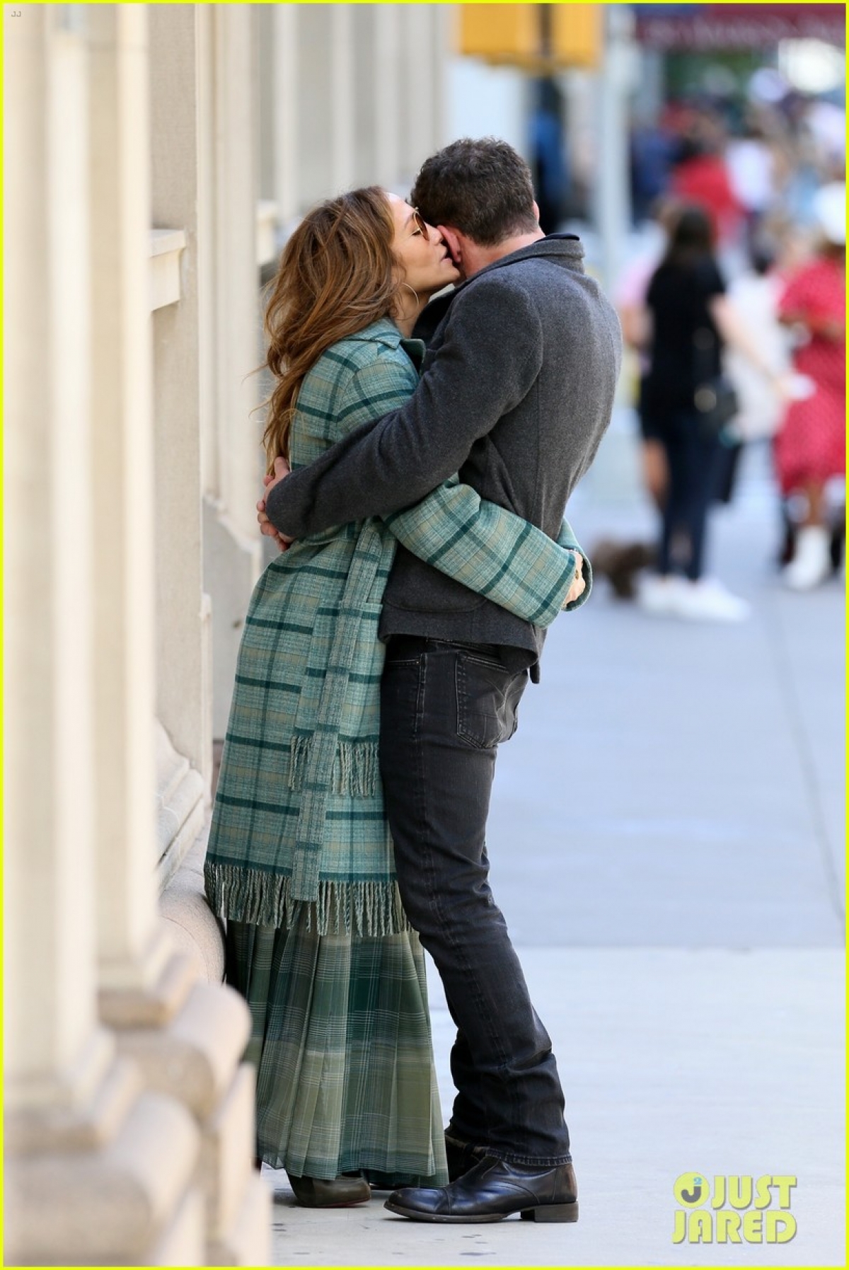 Jennifer Lopez và tình trẻ Ben Affleck ôm hôn ngọt ngào trong công viên - Ảnh 3.