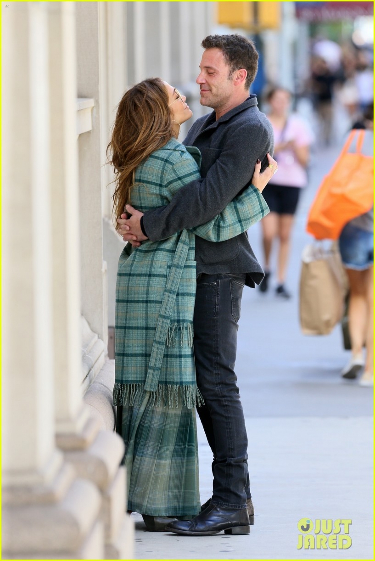 Jennifer Lopez và tình trẻ Ben Affleck ôm hôn ngọt ngào trong công viên - Ảnh 4.