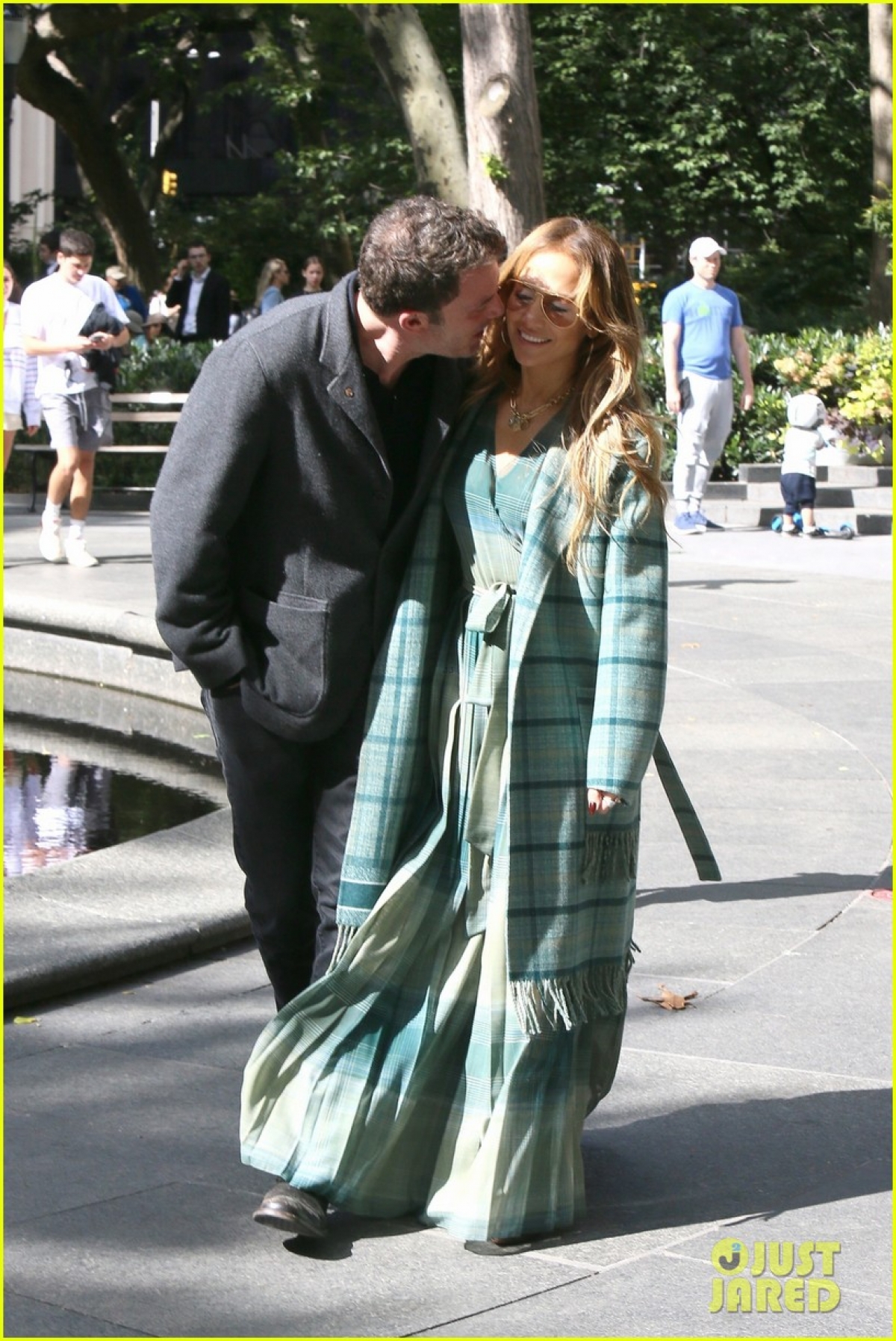 Jennifer Lopez và tình trẻ Ben Affleck ôm hôn ngọt ngào trong công viên - Ảnh 7.