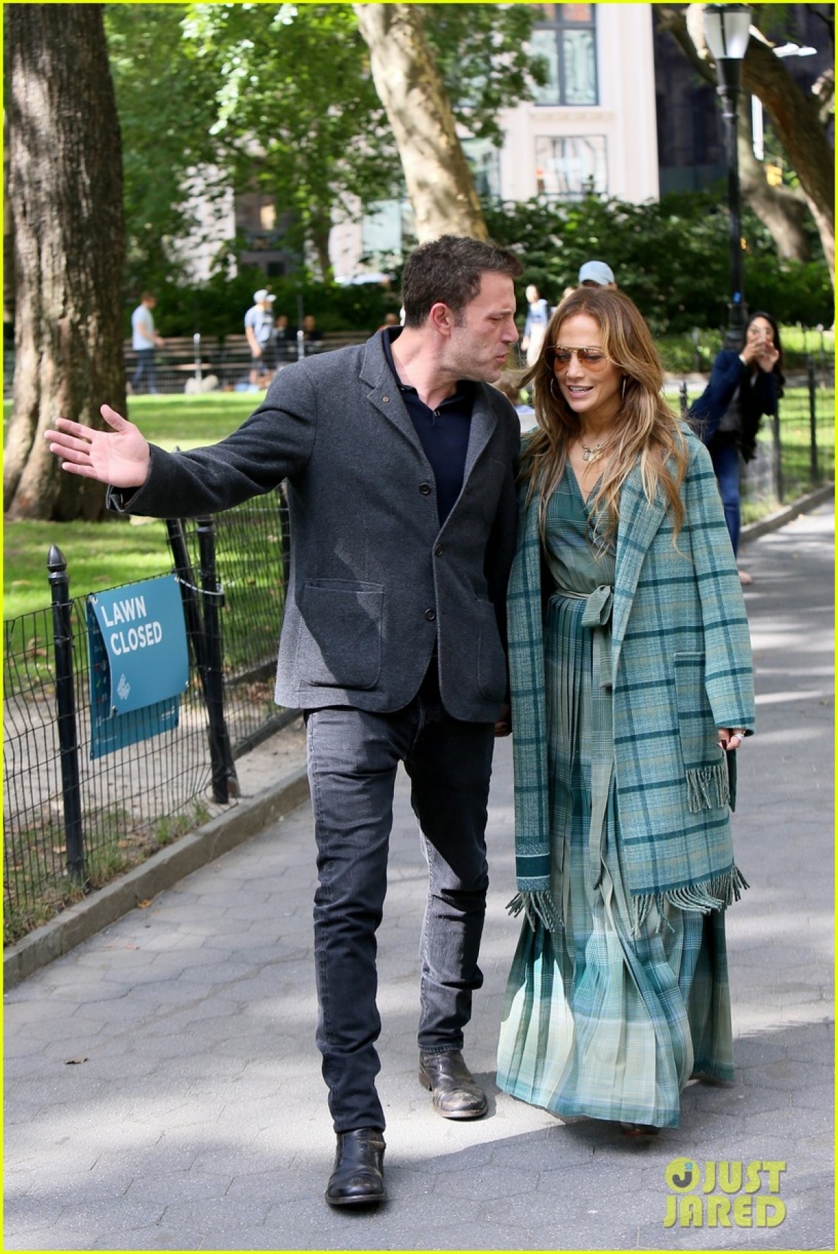 Jennifer Lopez và tình trẻ Ben Affleck ôm hôn ngọt ngào trong công viên - Ảnh 8.