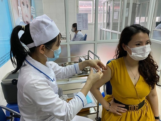 Ba nhóm người Hà Nội được ưu tiên tiêm vaccine Pfizer - Ảnh 1.